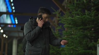 Babam Noel ağacı alır ve telefonda konuşur. Marketten kereste alımı. Çarşı. Noel indirimi. Ladin seçimiyle tatmin olmuş. Noel alışverişi ve kutlama hazırlıkları