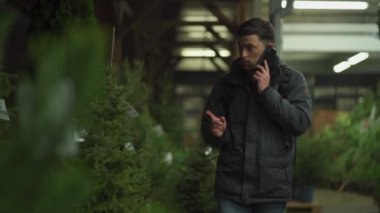 Babam Noel ağacı alır ve telefonda konuşur. Marketten kereste alımı. Çarşı. Noel indirimi. Ladin seçimiyle tatmin olmuş. Noel alışverişi ve kutlama hazırlıkları