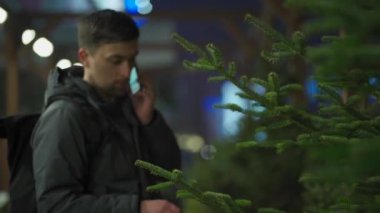Babam Noel ağacı alır ve telefonda konuşur. Marketten kereste alımı. Çarşı. Noel indirimi. Ladin seçimiyle tatmin olmuş. Noel alışverişi ve kutlama hazırlıkları