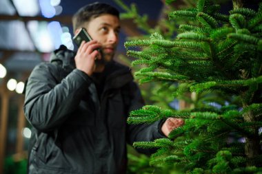 Babam Noel ağacı alır ve telefonda konuşur. Marketten kereste alımı. Çarşı. Noel indirimi. Ladin seçimiyle tatmin olmuş. Noel alışverişi ve kutlama hazırlıkları.