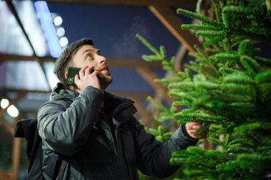 Babam Noel ağacı alır ve telefonda konuşur. Marketten kereste alımı. Çarşı. Noel indirimi. Ladin seçimiyle tatmin olmuş. Noel alışverişi ve kutlama hazırlıkları.