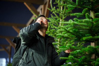 Babam Noel ağacı alır ve telefonda konuşur. Marketten kereste alımı. Çarşı. Noel indirimi. Ladin seçimiyle tatmin olmuş. Noel alışverişi ve kutlama hazırlıkları.