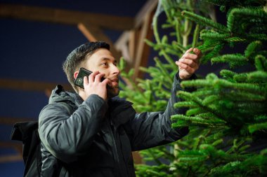 Babam Noel ağacı alır ve telefonda konuşur. Marketten kereste alımı. Çarşı. Noel indirimi. Ladin seçimiyle tatmin olmuş. Noel alışverişi ve kutlama hazırlıkları.