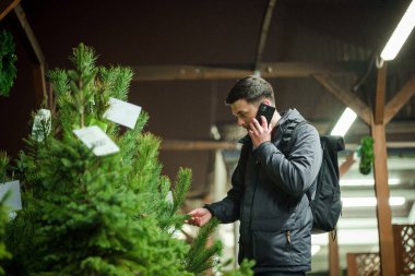Babam Noel ağacı alır ve telefonda konuşur. Marketten kereste alımı. Çarşı. Noel indirimi. Ladin seçimiyle tatmin olmuş. Noel alışverişi ve kutlama hazırlıkları.