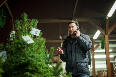 Babam Noel ağacı alır ve telefonda konuşur. Marketten kereste alımı. Çarşı. Noel indirimi. Ladin seçimiyle tatmin olmuş. Noel alışverişi ve kutlama hazırlıkları.