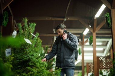 Babam Noel ağacı alır ve telefonda konuşur. Marketten kereste alımı. Çarşı. Noel indirimi. Ladin seçimiyle tatmin olmuş. Noel alışverişi ve kutlama hazırlıkları.