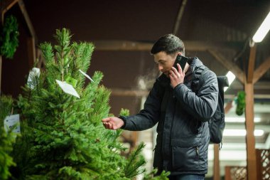 Babam Noel ağacı alır ve telefonda konuşur. Marketten kereste alımı. Çarşı. Noel indirimi. Ladin seçimiyle tatmin olmuş. Noel alışverişi ve kutlama hazırlıkları.