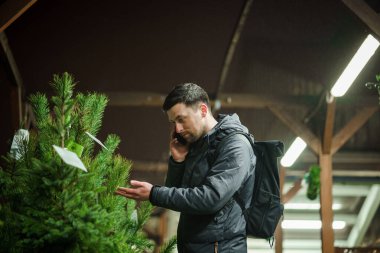 Babam Noel ağacı alır ve telefonda konuşur. Marketten kereste alımı. Çarşı. Noel indirimi. Ladin seçimiyle tatmin olmuş. Noel alışverişi ve kutlama hazırlıkları.