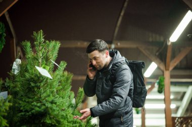 Babam Noel ağacı alır ve telefonda konuşur. Marketten kereste alımı. Çarşı. Noel indirimi. Ladin seçimiyle tatmin olmuş. Noel alışverişi ve kutlama hazırlıkları.