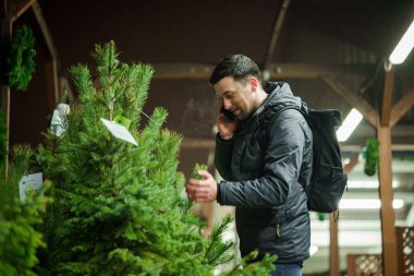 Babam Noel ağacı alır ve telefonda konuşur. Marketten kereste alımı. Çarşı. Noel indirimi. Ladin seçimiyle tatmin olmuş. Noel alışverişi ve kutlama hazırlıkları.