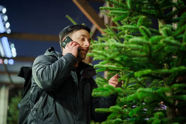 Babam Noel ağacı alır ve telefonda konuşur. Marketten kereste alımı. Çarşı. Noel indirimi. Ladin seçimiyle tatmin olmuş. Noel alışverişi ve kutlama hazırlıkları.