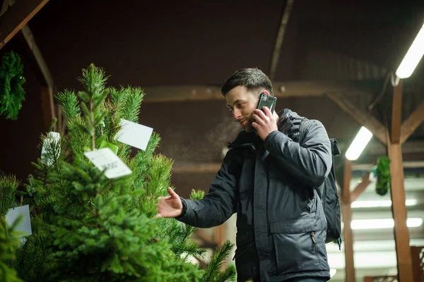 Babam Noel ağacı alır ve telefonda konuşur. Marketten kereste alımı. Çarşı. Noel indirimi. Ladin seçimiyle tatmin olmuş. Noel alışverişi ve kutlama hazırlıkları.