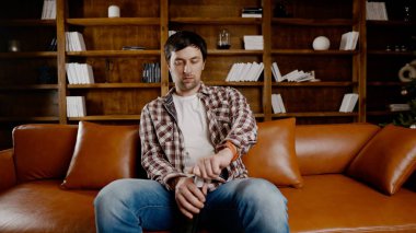 Alkol bağımlılığı, genç yaşta. Beyaz erkek alkolü bırakamıyor, sarhoş yalnız erkek şişeden şarap içiyor. Noel ve Yeni Yıl tatilleri boyunca yalnızlık, depresyon ve alkolizm.