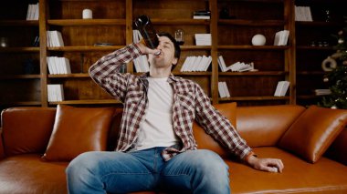 Genç erkek alkoliğin tıbbi ve psikolojik yardıma ihtiyacı var. Adam alkol bağımlısı ve Noel ve yeni yıl arifesinde evde kanepede kalamıyor. Sarhoş adam Noel ağacının yanındaki şişeden şarap içiyor..