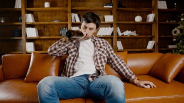 Genç erkek alkoliğin tıbbi ve psikolojik yardıma ihtiyacı var. Adam alkol bağımlısı ve Noel ve yeni yıl arifesinde evde kanepede kalamıyor. Sarhoş adam Noel ağacının yanındaki şişeden şarap içiyor..