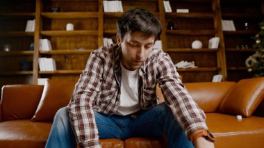 Genç erkek alkoliğin tıbbi ve psikolojik yardıma ihtiyacı var. Adam alkol bağımlısı ve Noel ve yeni yıl arifesinde evde kanepede kalamıyor. Sarhoş adam Noel ağacının yanındaki şişeden şarap içiyor..