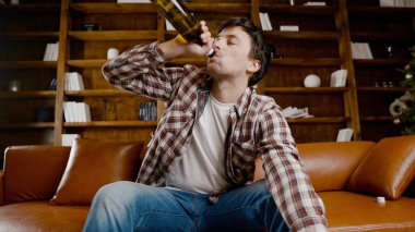 Depresyondaki genç adam evde alkol içiyor. İşsiz erkek, sarhoş ve Noel ağacının yanındaki kanepede şarap içmeye devam ediyor. Bağımlılık, yalnızlık, sinir bozukluğu yeni yıl tatili..