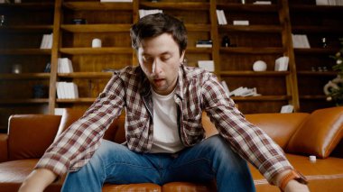 Genç erkek alkoliğin tıbbi ve psikolojik yardıma ihtiyacı var. Adam alkol bağımlısı ve Noel ve yeni yıl arifesinde evde kanepede kalamıyor. Sarhoş adam Noel ağacının yanındaki şişeden şarap içiyor..