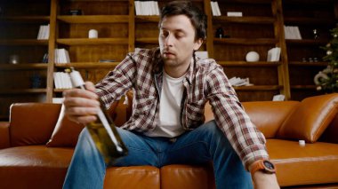 Alkol bağımlılığı, genç yaşta. Beyaz erkek alkolü bırakamıyor, sarhoş yalnız erkek şişeden şarap içiyor. Noel ve Yeni Yıl tatilleri boyunca yalnızlık, depresyon ve alkolizm.