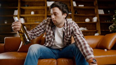 Depresyondaki genç adam evde alkol içiyor. İşsiz erkek, sarhoş ve Noel ağacının yanındaki kanepede şarap içmeye devam ediyor. Bağımlılık, yalnızlık, sinir bozukluğu yeni yıl tatili..