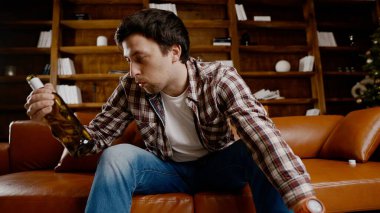 Depresyondaki genç adam evde alkol içiyor. İşsiz erkek, sarhoş ve Noel ağacının yanındaki kanepede şarap içmeye devam ediyor. Bağımlılık, yalnızlık, sinir bozukluğu yeni yıl tatili..