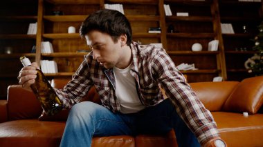 Genç erkek alkoliğin tıbbi ve psikolojik yardıma ihtiyacı var. Adam alkol bağımlısı ve Noel ve yeni yıl arifesinde evde kanepede kalamıyor. Sarhoş adam Noel ağacının yanındaki şişeden şarap içiyor..