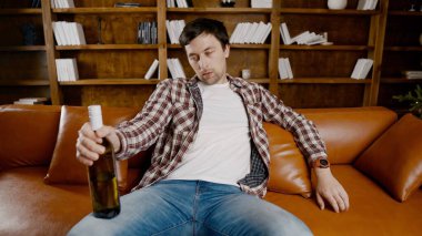 Alkol bağımlılığı, genç yaşta. Beyaz erkek alkolü bırakamıyor, sarhoş yalnız erkek şişeden şarap içiyor. Noel ve Yeni Yıl tatilleri boyunca yalnızlık, depresyon ve alkolizm.