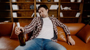 Genç erkek alkoliğin tıbbi ve psikolojik yardıma ihtiyacı var. Adam alkol bağımlısı ve Noel ve yeni yıl arifesinde evde kanepede kalamıyor. Sarhoş adam Noel ağacının yanındaki şişeden şarap içiyor..