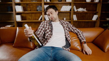 Alkol bağımlılığı, genç yaşta. Beyaz erkek alkolü bırakamıyor, sarhoş yalnız erkek şişeden şarap içiyor. Noel ve Yeni Yıl tatilleri boyunca yalnızlık, depresyon ve alkolizm.