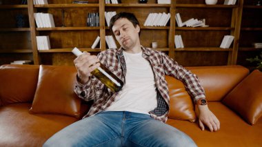 Depresyondaki genç adam evde alkol içiyor. İşsiz erkek, sarhoş ve Noel ağacının yanındaki kanepede şarap içmeye devam ediyor. Bağımlılık, yalnızlık, sinir bozukluğu yeni yıl tatili..