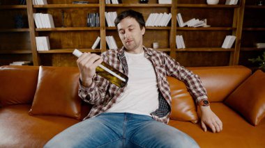 Genç erkek alkoliğin tıbbi ve psikolojik yardıma ihtiyacı var. Adam alkol bağımlısı ve Noel ve yeni yıl arifesinde evde kanepede kalamıyor. Sarhoş adam Noel ağacının yanındaki şişeden şarap içiyor..