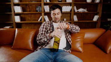 Alkol bağımlılığı, genç yaşta. Beyaz erkek alkolü bırakamıyor, sarhoş yalnız erkek şişeden şarap içiyor. Noel ve Yeni Yıl tatilleri boyunca yalnızlık, depresyon ve alkolizm.