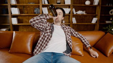 Depresyondaki genç adam evde alkol içiyor. İşsiz erkek, sarhoş ve Noel ağacının yanındaki kanepede şarap içmeye devam ediyor. Bağımlılık, yalnızlık, sinir bozukluğu yeni yıl tatili..