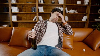 Alkol bağımlılığı, genç yaşta. Beyaz erkek alkolü bırakamıyor, sarhoş yalnız erkek şişeden şarap içiyor. Noel ve Yeni Yıl tatilleri boyunca yalnızlık, depresyon ve alkolizm.