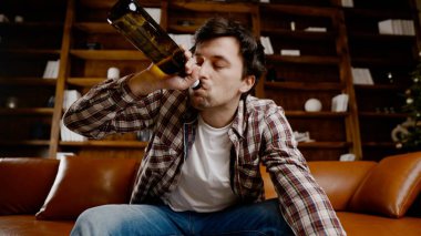 Genç erkek alkoliğin tıbbi ve psikolojik yardıma ihtiyacı var. Adam alkol bağımlısı ve Noel ve yeni yıl arifesinde evde kanepede kalamıyor. Sarhoş adam Noel ağacının yanındaki şişeden şarap içiyor..