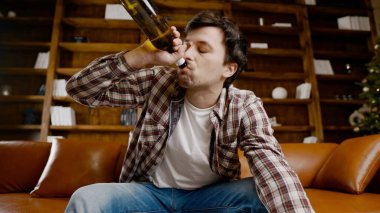 Alkol bağımlılığı, genç yaşta. Beyaz erkek alkolü bırakamıyor, sarhoş yalnız erkek şişeden şarap içiyor. Noel ve Yeni Yıl tatilleri boyunca yalnızlık, depresyon ve alkolizm.