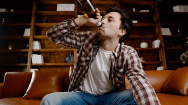 Depresyondaki genç adam evde alkol içiyor. İşsiz erkek, sarhoş ve Noel ağacının yanındaki kanepede şarap içmeye devam ediyor. Bağımlılık, yalnızlık, sinir bozukluğu yeni yıl tatili..