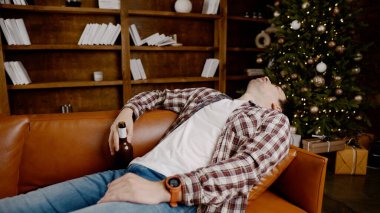 Depresyondaki genç adam evde alkol içiyor. İşsiz erkek, sarhoş ve Noel ağacının yanındaki kanepede şarap içmeye devam ediyor. Bağımlılık, yalnızlık, sinir bozukluğu yeni yıl tatili..