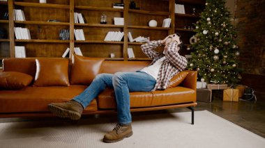 Alkol bağımlılığı, genç yaşta. Beyaz erkek alkolü bırakamıyor, sarhoş yalnız erkek şişeden şarap içiyor. Noel ve Yeni Yıl tatilleri boyunca yalnızlık, depresyon ve alkolizm.