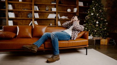 Depresyondaki genç adam evde alkol içiyor. İşsiz erkek, sarhoş ve Noel ağacının yanındaki kanepede şarap içmeye devam ediyor. Bağımlılık, yalnızlık, sinir bozukluğu yeni yıl tatili..