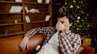 Alkol bağımlılığı, genç yaşta. Beyaz erkek alkolü bırakamıyor, sarhoş yalnız erkek şişeden şarap içiyor. Noel ve Yeni Yıl tatilleri boyunca yalnızlık, depresyon ve alkolizm.