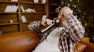 Depresyondaki genç adam evde alkol içiyor. İşsiz erkek, sarhoş ve Noel ağacının yanındaki kanepede şarap içmeye devam ediyor. Bağımlılık, yalnızlık, sinir bozukluğu yeni yıl tatili..