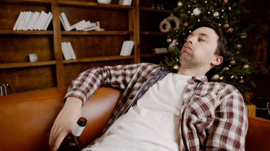 Alkol bağımlılığı, genç yaşta. Beyaz erkek alkolü bırakamıyor, sarhoş yalnız erkek şişeden şarap içiyor. Noel ve Yeni Yıl tatilleri boyunca yalnızlık, depresyon ve alkolizm.