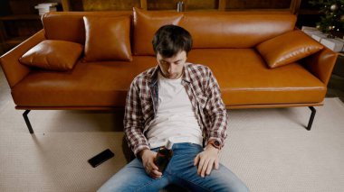 Alkol bağımlılığı, genç yaşta. Beyaz erkek alkolü bırakamıyor, sarhoş yalnız erkek şişeden şarap içiyor. Noel ve Yeni Yıl tatilleri boyunca yalnızlık, depresyon ve alkolizm.