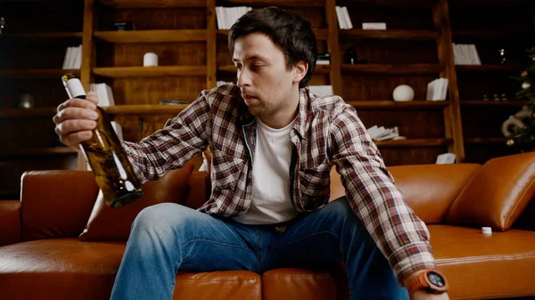 Depresyondaki genç adam evde alkol içiyor. İşsiz erkek, sarhoş ve Noel ağacının yanındaki kanepede şarap içmeye devam ediyor. Bağımlılık, yalnızlık, sinir bozukluğu yeni yıl tatili..