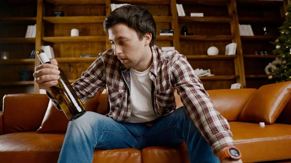 Genç erkek alkoliğin tıbbi ve psikolojik yardıma ihtiyacı var. Adam alkol bağımlısı ve Noel ve yeni yıl arifesinde evde kanepede kalamıyor. Sarhoş adam Noel ağacının yanındaki şişeden şarap içiyor..