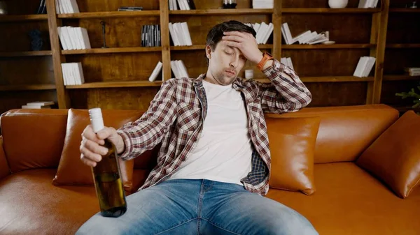 Depresyondaki genç adam evde alkol içiyor. İşsiz erkek, sarhoş ve Noel ağacının yanındaki kanepede şarap içmeye devam ediyor. Bağımlılık, yalnızlık, sinir bozukluğu yeni yıl tatili..