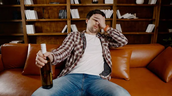 Genç erkek alkoliğin tıbbi ve psikolojik yardıma ihtiyacı var. Adam alkol bağımlısı ve Noel ve yeni yıl arifesinde evde kanepede kalamıyor. Sarhoş adam Noel ağacının yanındaki şişeden şarap içiyor..