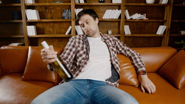 Alkol bağımlılığı, genç yaşta. Beyaz erkek alkolü bırakamıyor, sarhoş yalnız erkek şişeden şarap içiyor. Noel ve Yeni Yıl tatilleri boyunca yalnızlık, depresyon ve alkolizm.