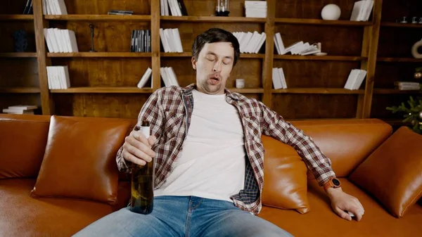 Alkol bağımlılığı, genç yaşta. Beyaz erkek alkolü bırakamıyor, sarhoş yalnız erkek şişeden şarap içiyor. Noel ve Yeni Yıl tatilleri boyunca yalnızlık, depresyon ve alkolizm.